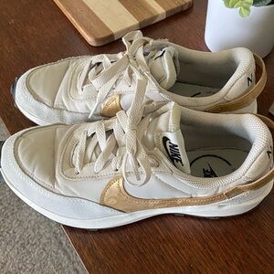 Nike Women’s Waffle Debut